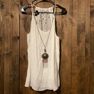 Sleeveless top with detachable necklace.